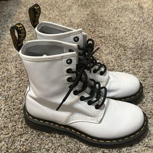 COPY WHITE DOC MARTENS